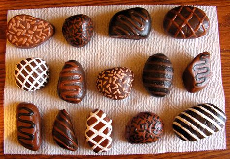 Painted rocks: chocolate truffles by Nevuela on DeviantArt Diy Rock Art, Christmas Rock, Stones Diy, Painted Rocks Diy, Rock Decor, Felt Food, Paint Rock, Rock Painting Designs, Rock Painting Art