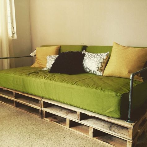 Latest DIY ✨ twin sized pallet couch. Great accent decoration! #pallet #couch #wood #diy #twin #palle… | Decoração de casas simples, Casa simples, Decoração de casa Twin Mattress Sofa, Diy Mattress Couch, Twin Mattress Couch, Diy Mattress, Mattress Couch, Diy Pallet Couch, Pallet Beds, Sunroom Decorating, Couch Diy