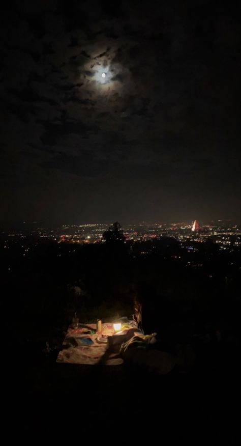 Night Time Picnic Romantic, Midnight Picnic Aesthetic, Cute Late Night Dates, Picnic Under The Stars Aesthetic, Nighttime Picnic Date, Late Night Picnic Aesthetic, Star Gazing Picnic, Picnic At Night Aesthetic, Late Night Picnic Date