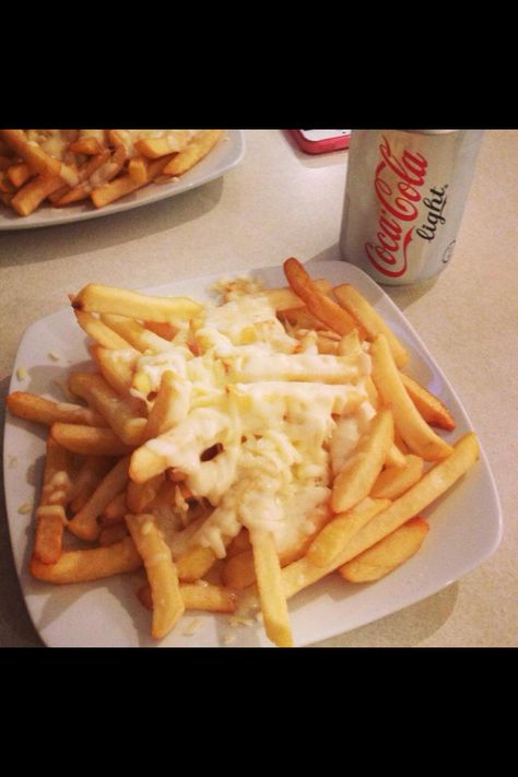 Cheesy chips Cheesy Chips Aesthetic, Chips And Cheese, Aesthetics 2023, Cheesy Chips, Friend Scrapbook, English Uk, Cheese Chips, Garlic Cheese, Dinner Meals