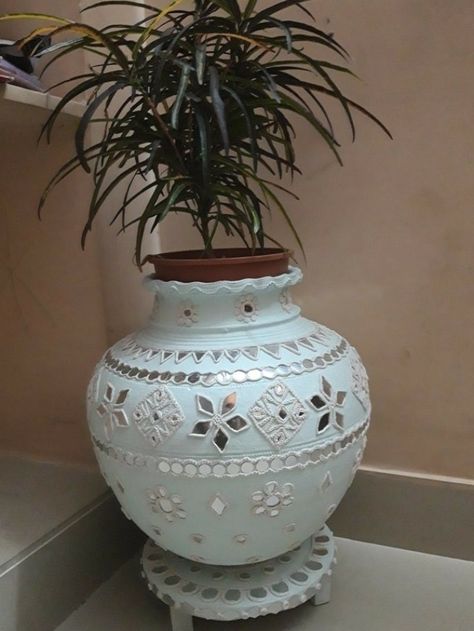 Old pot decoration #ceramic #diypottery Lippan Art On Flower Vase, Lippan Art Mirror On Pot, Lippan Art On Matka, Lippan Art On Vase, Clay And Mirror Craft, Lippan Art On Pot, Clay Pot Painting Ideas Indian, Mud Pot Painting Ideas Indian, Matka Decoration Pots Painting