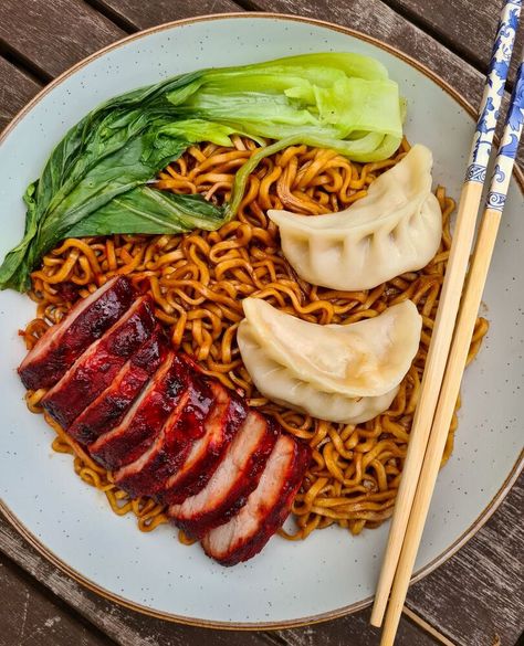 Spring onion noodles are the perfect store cupboard meal. I make these at least once a week for a quick lunch or a small snack. They can also make the most amazing foundation for a more extravagant meal - in the picture below I've topped the noodles with some amazing home made char siu Chinese pork (recipe also on my Food Talk page - search for 'char siu pork') and some homemade pan-fried and steamed dumplings.The sauce is simple but effective- the oil is flavoured with the beautiful s… Mushroom Swiss Burger Recipe, Onion Noodles, Japan Recipes, Chinese Pork Recipes, Swiss Burger, Scallion Oil, Mushroom Swiss Burger, Oil Noodles, Char Siu Pork