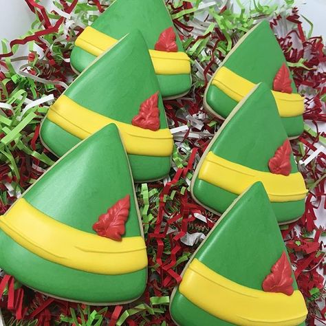 Buddy the Elf hat cookie Elf Movie Party, Elf Birthday, Elf Themed Christmas Party, Buddy Elf, Elf Party, Christmas Bakes, Elf Hats, Christmas Party Planning, Elf Cookies