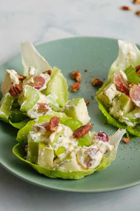 Waldorf Salad Plating, Plating Salad, Salad Plating Ideas, Plated Salads, Waldorf Salad With Chicken, Waldorph Salad, Peanut Chaat Recipe, Waldorf Salad No Mayo, Salad Plating