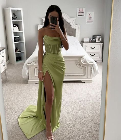 Wedding Party Bridesmaid, Mermaid Prom Dress, Green Bridesmaid, Green Bridesmaid Dresses, Green Prom Dress, Dress Inspo, Gowns Online, Purple Silk, Evening Dresses Elegant