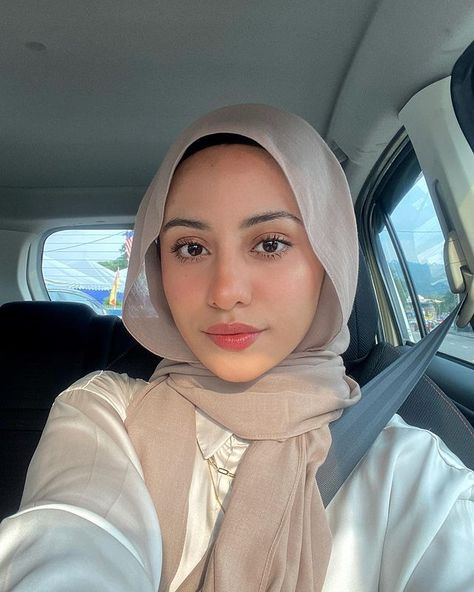 Car selfies for the win | Instagram Tasnim Shah, Aesthetic Hijabi, Collage Outfit, Car Selfies, Ootd Poses, Modern Hijab, Hijab Style Tutorial, Modern Hijab Fashion, Hijab Aesthetic