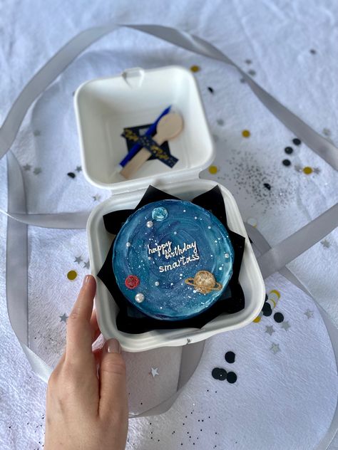 Space Cake Aesthetic, Bento Cake Galaxy, Blue Bento Cake Aesthetic, Space Birthday Cake Ideas, Birthday Cake Space Theme, Cake Space Theme, Saturn Cake, Night Sky Cake, Galaxy Themed Cake