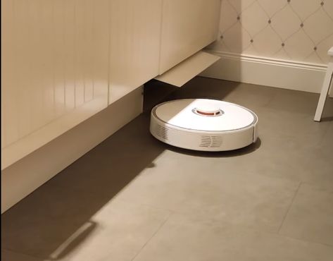 Project for a vacuum cleaner robot garage with Home Assistant integration. Save space - park your vacuum cleaner under the kitchen cabinet. Cabinet For Roomba, Hidden Robot Vacuum Storage, Vacume Cleaner Storage Ideas, Hide Robot Vacuum, Roomba Garage, Dyson Robot Vacuum, Best Robot Vacuum, Vacuum Cleaner Storage, Kitchen Robot