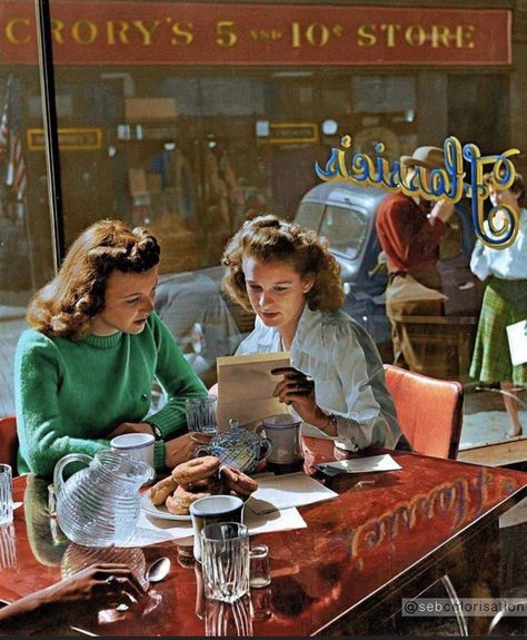 1950s Life, Colorized Historical Photos, Diner Aesthetic, 50s Aesthetic, 80s Inspired Outfits, Vogue Photography, Classic Restaurant, Vintage Diner, Coffee Shop Aesthetic