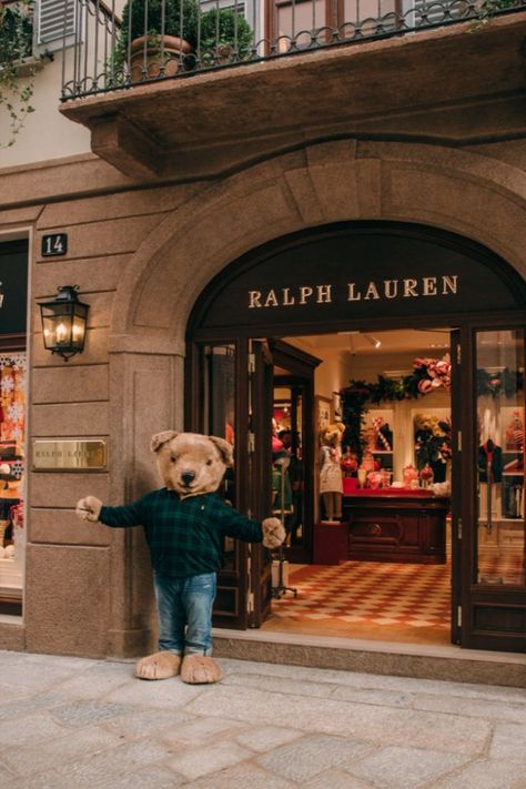 Ralph Lauren Kids’ iconic style arrives at Via della Spiga in Milan. Visit a store near you and discover #RLHoliday gifts. Ralph Lauren Vibe, Ralph Lauren Milan, Modern Toddler Room, Polo Ralph Lauren Aesthetic, Ralph Loren, Ralph Lauren Aesthetic, Dark Deco, Ralph Lauren Store, Ralph Lauren 90s