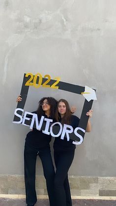 Wall Decoration For College Fest, Seniors Farewell Ideas, Senior Photo Frame Ideas, Card For Senior Farewell, Farewell Card Ideas For Seniors, Farwell Idea For School Decoration, Senior Frame Ideas, Decorations For Farewell Party Ideas, Selfie Point Ideas For School Farewell