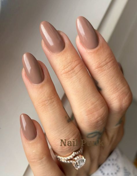 Fall Brown Almond Nails, Fall Mocha Nails, Brown Autumnal Nails, Call Brown Nails, Cute Nails Fall Colors, Light Brown Dip Nails, Milk Tea Brown Nails, Fall Nails Light Brown, Fall Nails Classy Almond