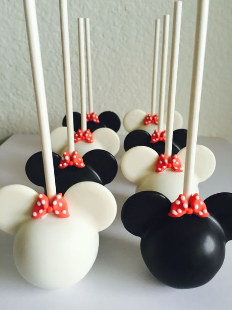 Mickey Mouse Birthday Cake Pops, Mini Mouse Cake Pops Ideas, Disney Themed Cake Pops, Mickey And Minnie Cake Pops, Cake Pops Designs Ideas, Mini Cake Pops, Mini Mouse Cake Pop, Cake Pop Disney, Mickey Mouse Cakepops