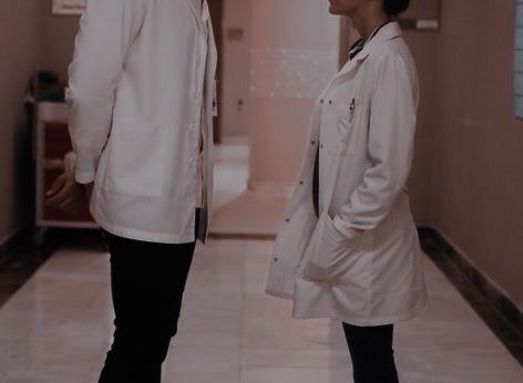 Doctor Boyfriend Aesthetic, Doctor Romance Aesthetic, Love On The Brain, The Love Hypothesis, Love Hypothesis, Book Couples, Ali Hazelwood, Medical School Inspiration, Lab Coats