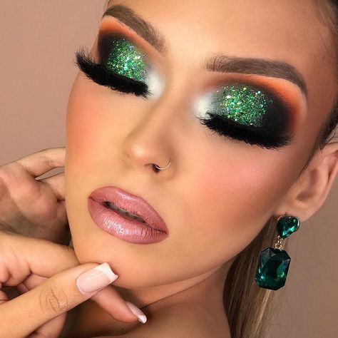 EnVy MY BeAuTy GLAMOGRAM on Instagram: “Make Up💄& S L Á Y🔪Repeat🔁  I S S A 💋B E A U T Í💋 G L A M Beautí Featured Glam By @cecycoelho_  Who wants some smoke?🤑 • ••••• 🌹Please…” Galaxy Eyeshadow, Green Eyeshadow Look, Christmas Eyeshadow, Makeup Cantik, Face Beat, Green Makeup, Glam Makeup Look, Makijaż Smokey Eye, Colorful Eye Makeup