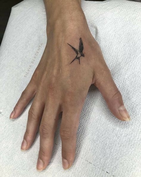 miniature hand poked swallow done at manomorta tattoo bergamo,italy #handpoke #handpoked #handpokeitaly #miniaturetattoo #smalltattoo #tattooitaly #tattoobergamo #milanotattoo #swallowtattoo #cutetattoo #tinytattoo #finelinetattoo #contemporarytattooing Cute Swallow Tattoo, Small Bird Hand Tattoo, Swallow Tattoo On Hand, Birds On Hand Tattoo, Hand Swallow Tattoo, Miniature Tattoo For Men, Bird Hand Tattoos For Women, Swallow Line Tattoo, Tiny Swallow Tattoo