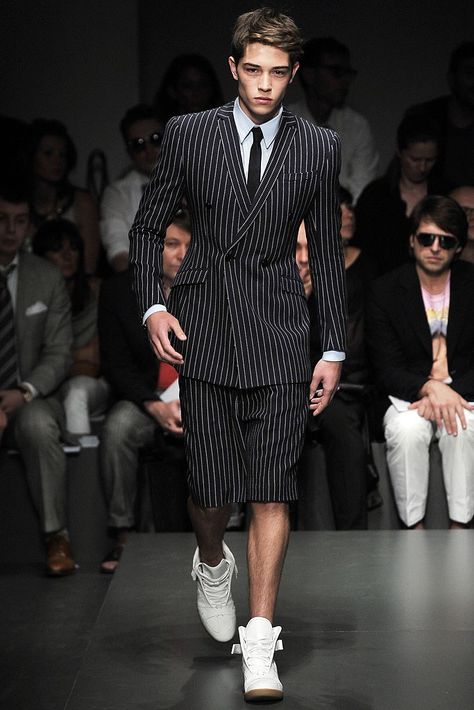 Gianfranco Ferré Spring 2010 Menswear Collection - Vogue 2010 Fashion, Francisco Lachowski, Successful Career, Gianfranco Ferre, Menswear Fashion Show, Androgynous Fashion, Street Look, Menswear Fashion, Bollywood Stars