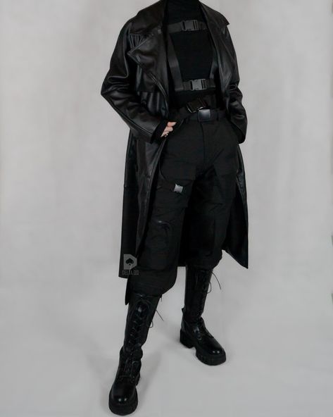 Cyberpunk Outfit Female, Cool Combat Outfits, Assasin Outfits Male Modern, Cyberpunk Trench Coat, Black Tech Outfit, Fancy Techwear, Hackercore Outfit, Matrix Style Outfit, Tech Goth Fashion