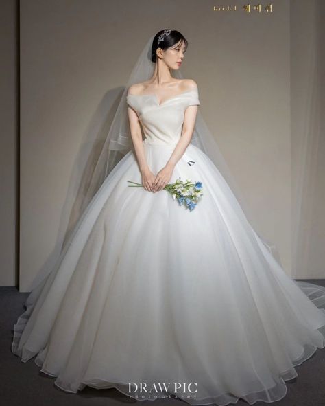 Wedding Dresses Korean Style, Korean Wedding Dress Simple, Korean Wedding Dresses, Korean Wedding Gown, Wedding Dress Korean Style, Korean Wedding Hair, Wedding Dress Korean, Korea Wedding Dress, Wedding Dresses Korean