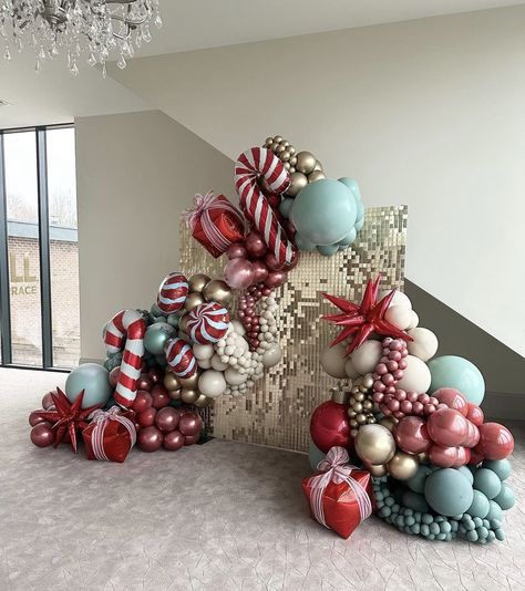 Christmas Decor 2022, Christmas Party Backdrop, Ward Christmas Party, Church Christmas Decorations, Christmas Balloon Decorations, Holiday Balloons, Work Christmas Party, Kids Christmas Party, Christmas Balloons