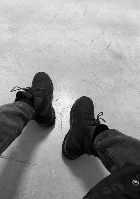 Boots aesthetic Timberland Aesthetic, Black Work Boots, Timberland Boots Black, Aesthetic Black And White, Boots Timberland, Shoes Aesthetic, Timberland Black, Black Timberlands, Black Work