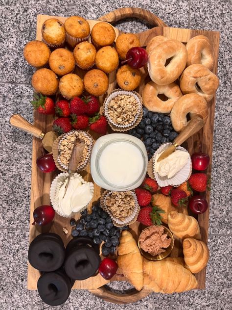 Pastries Charcuterie Board, Mini Muffin Charcuterie Board, Mini Donut Charcuterie Board, Brunch Chacutery Board Ideas, Breakfast Donut Charcuterie Board, Mini Bagel Charcuterie Board, Breakfast Pastry Charcuterie Board, Donut Chacutery Board Ideas, Mini Breakfast Charcuterie Board