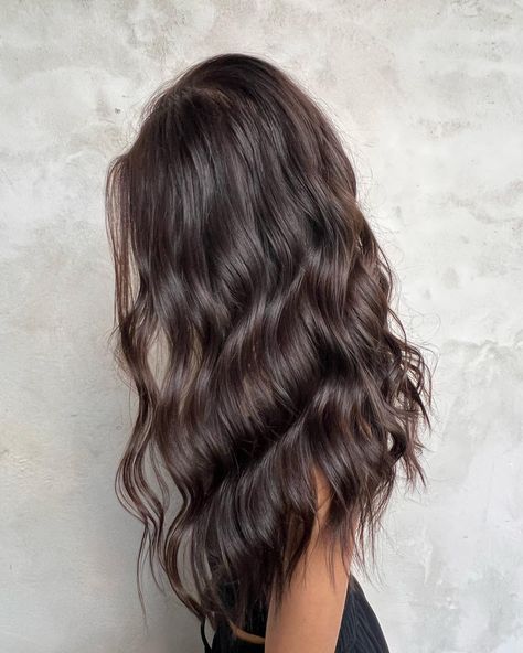 A beach wave haircut is a must-try for the summertime. Women who enjoy wavy ideas and simple locks are going to appreciate this article. Here we’re go... Beach Wave Haircut, Long Hair Wavy Curls, Beach Waves Medium Hair, Long Hair Beach Waves, Beach Wave Hairstyles, Wave Haircut, Beachy Wavy Hair, Messy Beach Waves, Beach Waves Hair