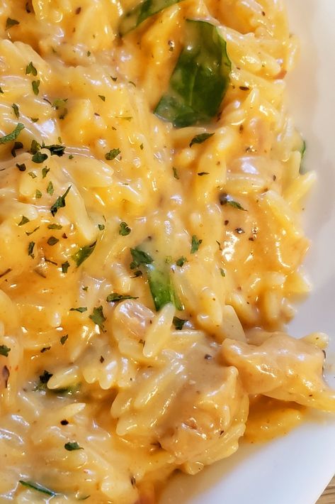 A super simple cheese, spinach, and chicken orzo dish - check out Cheesy Chicken Orzo #cheesychickenorzo #pastarecipes #chickenandpasta Orzo Entree Recipes, Orzo Pasta Recipes Chicken, Cheesy Chicken Orzo Recipes, Cheesy Chicken Broccoli Orzo, Chicken Pot Pie Orzo, Buffalo Chicken Orzo, Creamy Cheesy Orzo, Good Sides With Chicken, Cheesy Orzo Pasta