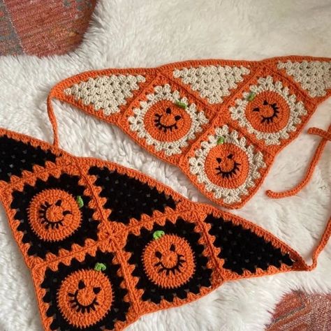 😍😍😍🕸🕸🕸👻 Crochet Guide, Fall Crochet Patterns, Crochet Bandana, Halloween Crochet Patterns, Crochet Design Pattern, Beginner Crochet Projects, Crochet Fall, Afghan Crochet, Holiday Crochet