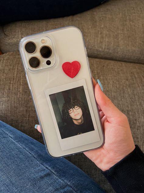 Iphone Poloroid Case, Cute Polaroid Phone Case Ideas, Aesthetic Phone Case Polaroid, Back Phone Case Ideas, Polaroid Behind Phone Case, Phone Cases With Polaroid Picture, Stuff To Put In The Back Of Your Phone Case, Polaroid In Phone Case Aesthetic, Polaroid Ideas For Boyfriend