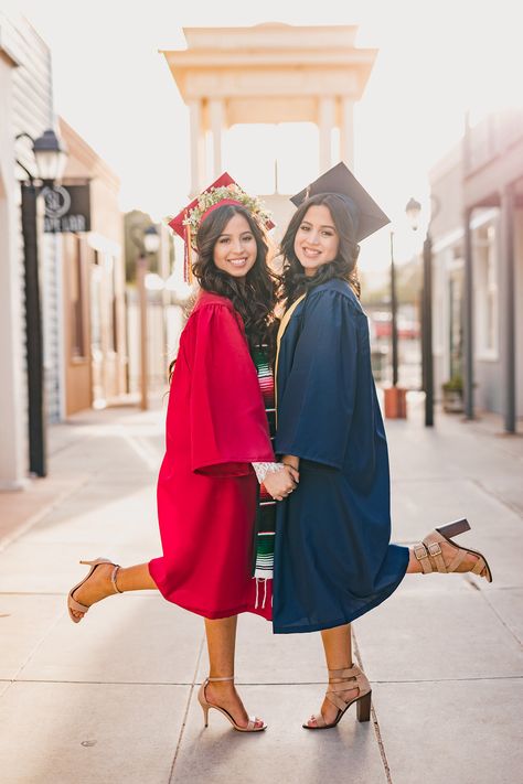 Couple Poses Studio, College Graduation Photo Ideas, Poses Prom, Graduation Pictures High School, Graduation Attire, Pictures Graduation, How To Pose For Pictures, Graduation Pic Ideas, Cap And Gown Pictures