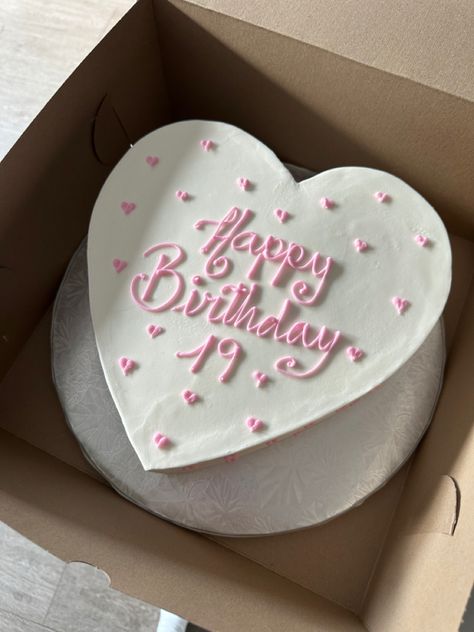 Tårta Design, 19th Birthday Cakes, Heart Birthday Cake, Vintage Birthday Cakes, Mini Torte, Cute Birthday Pictures, 16 Birthday Cake, Pink Birthday Cakes, Funny Birthday Cakes