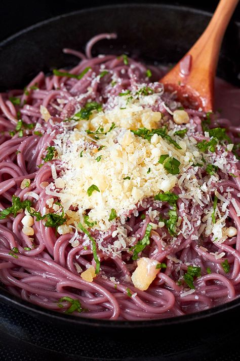 this creamy wine spaghetti is a wonderful way to liven up a week-day meal. Red Wine Spaghetti, Creamy Garlic Parmesan Sauce, Red Wine Recipe, Parmesan Spaghetti, Wine Tips, Wine Ideas, Garlic Parmesan Sauce, Garlic Recipes, Red Sauce