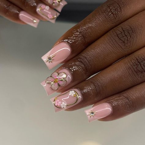 The gold outline🤤🤤 Ib: @dazzled_bymariaa #nails #nailtech #gelx #3dart #chrome #pink #pinknails #summer #summernails #nailsnailsnails #nails2inspire #nailsofinstagram #nailaddict #nailart #nailporn #naillove #vancouver #trend Biab Short Designs, Short Acrylics Ideas, Unique Square Acrylic Nails, Classy Pink Nails, Gold And Pink Nails, Nail Poses, Chrome Pink, Birthday Nail Designs, Galaxy Nails