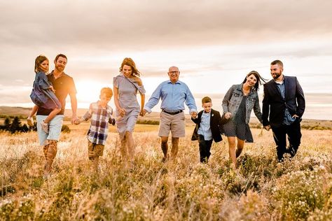 Golden hour extended family photo session on the farm! Colorado family photographer. Examples of poses for large family. Laura Smith Photography. Fall Color Schemes, Extended Family Photos, Christmas Photograph, Family Photos With Baby, Fall Family Photo Outfits, Family Photoshoot Outfits, Photos With Dog, Photoshoot Studio, Family Picture Outfits