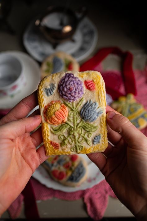 Victorian Painted Springerle Cookies: An Old-Fashioned Tradition Bakery Fashion, Wooden Cookie Molds, Painting Cookies, Bakery Stand, Idea Of Painting, Victorian Colors, Springerle Molds, Springerle Cookies, Paint Cookies