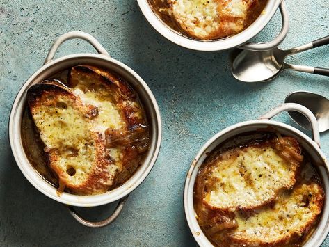 Our Five-Star French Onion Soup Is Worth the Tears - The New York Times Shrimp Bisque, French Onion Soup Recipe, Onion Soup Recipes, Nyt Cooking, Soup And Stew, Homemade Beef, French Onion Soup, Lentil Soup, Gazpacho