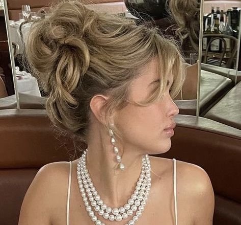 Deb Hair Styles, Prom Hairstyle Up, Cute Prom Hair Short, Hair Up Elegant, Updo Hair Prom, Hair Up Elegant Hairstyles, Prom Hair White Girl, Hairstyle Prom Short Hair, Prom Hairstyles For Thinner Hair Updo