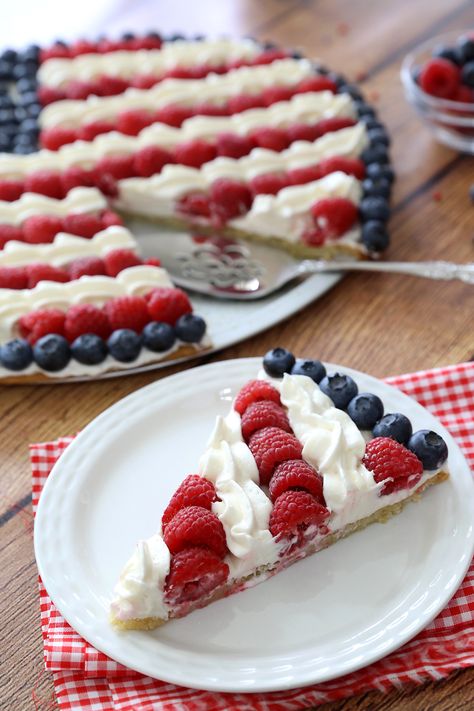 This red, white and blue American flag fruit pizza is the perfect dessert for 4th of July! Click through for the easy recipe. Fourth of July or Memorial Day. #itsalwaysautumn #fourthofjuly #flagfruitpizza Fouth Of July Desserts, American Flag Fruit Pizza, Flag Fruit Pizza, 4th July Food, Fruit Pizza Recipe, Blue American Flag, Patriotic Food, Patriotic Desserts, Cheesecake Mousse