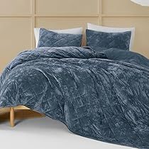 Velvet Comforter, Bedroom Ambiance, Flannel Quilts, Quilt Comforter, Velvet Quilt, Lightweight Quilt, Bedding Stores, Lightweight Comforter, King Quilt