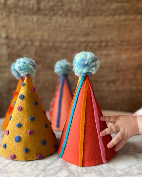 Birthday Craft Decorations, Diy Felt Party Hat 1st Birthdays, Birthday Hat Felt, Felt Birthday Hat Diy, Paper Plate Hats For Kids, Diy Party Hats For Adults, Cute Diy Party Decor, Zero Waste Birthday Decorations, Diy Felt Party Hat