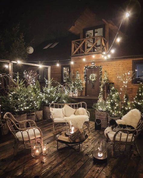 Christmas Cabin Aesthetic, Cozy Cabin Christmas Decor, Christmas Lodge Decor, Boho Lodge, Ski Lodge Christmas Decor, Christmas Terrace, Winter Lodge Decor, Design Per Patio, Christmas Lodge