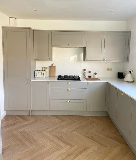 Grey Kitchen With Peninsula, Shaker Forest Kitchen Wren, Shaker Kitchen Cream, Simple Shaker Kitchen, Shaker Kitchen With Peninsula, Chelford Pebble Howdens, Modern Cotswold Interior, Pale Grey Kitchen Ideas, Stone Colour Kitchen Cabinets