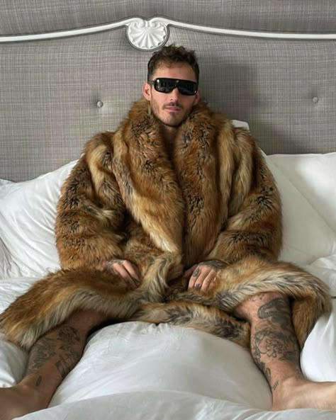 Fur Coat Aesthetic Male, Fur Fashion Men, Men’s Fur Coat, Fur Coats Men, Men In Wedding Dresses, Men In Fur Coats, Men Fur Coat, Fur Coat Aesthetic, Lion Man