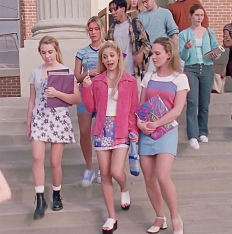 Buffy Summers and randoms serving lewks!!!!! Emma Artly, 2000s Movie Fashion, Franny Fine, Buffy Summers Outfits, Movie Fits, High School Fashion, Happy Galentines Day, 90s Tv, Buffy Summers