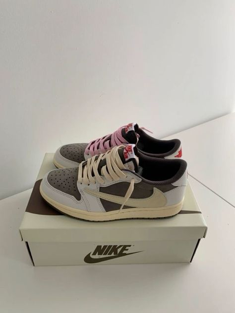 High Nike Shoes, Nike Dunk Low Outfit Woman, Nike Dunk Low Outfit, Travis Scott Shoes, Sb Nike, Dunk Shoes, Outfit Aesthetics, Yeezy Boots, Pretty Sneakers