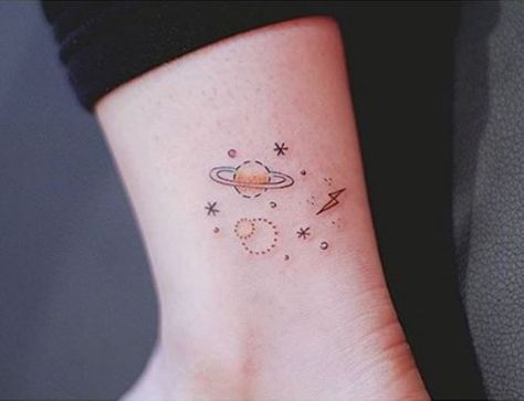 http://www.elle.pl Planet Tattoo, Planet Tattoos, Galaxy Tattoo, Space Tattoo, Tattoo Feminina, Aesthetic Tattoo, Hand Tattoo, Design Tattoo, Little Tattoos