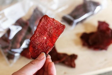 Are you looking for tasty jerky recipes to snack on? Look no further! We've rounded up flavorful jerky recipes you can easily make at home! Venison Jerky Recipe, Jerky Marinade, Smoked Beef Jerky, Slow Cooker Venison, Venison Jerky, Venison Roast, Homemade Jerky, Jerky Recipe, Queso Dip Recipes