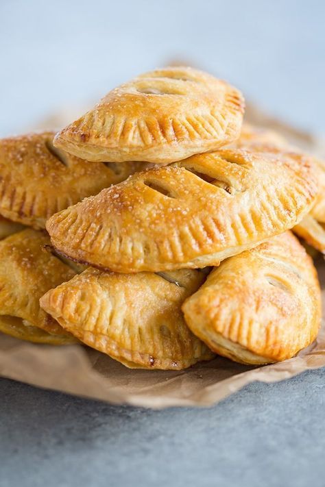 Small Pies, Hand Pie Recipes, Apple Hand Pies, Apple Recipes Easy, Desserts Keto, Hand Pie, Low Carb Muffins, Pastry Crust, Cooked Apples