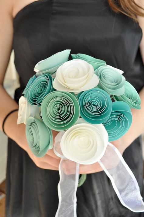 Bridesmaid Bouquet Alternatives, Paper Roses Diy, Winter Wedding Bouquet, Homemade Wedding, Unique Bouquet, Paper Bouquet, Diy Wedding Bouquet, Paper Flower Bouquet, Traditional Bride